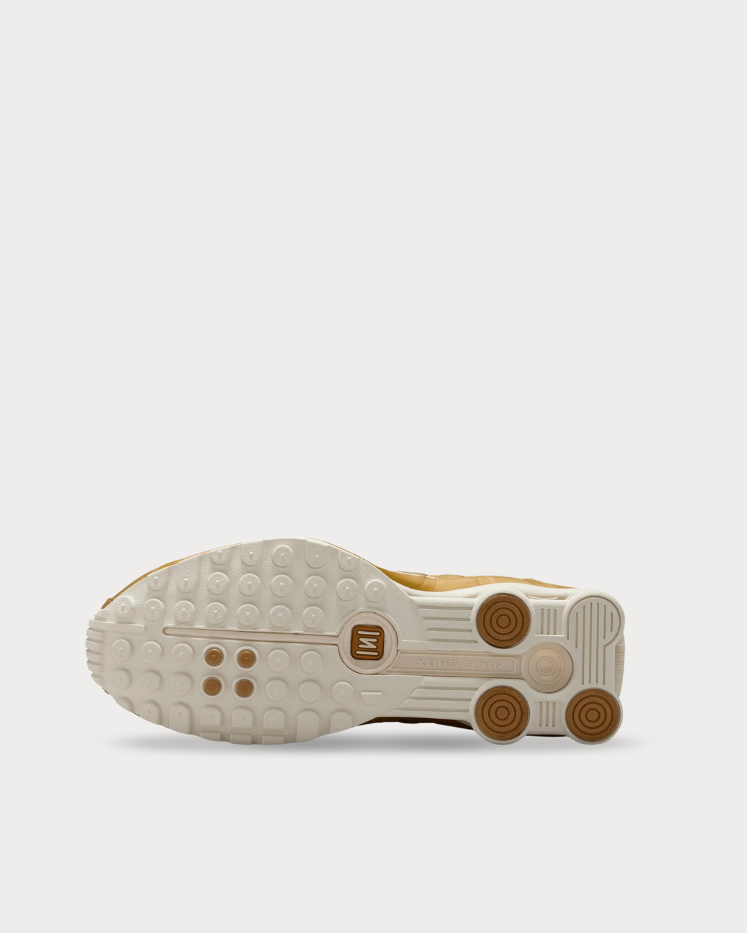 WMNS Nike Shox R4 - Soft Pearl/Metallic Gold